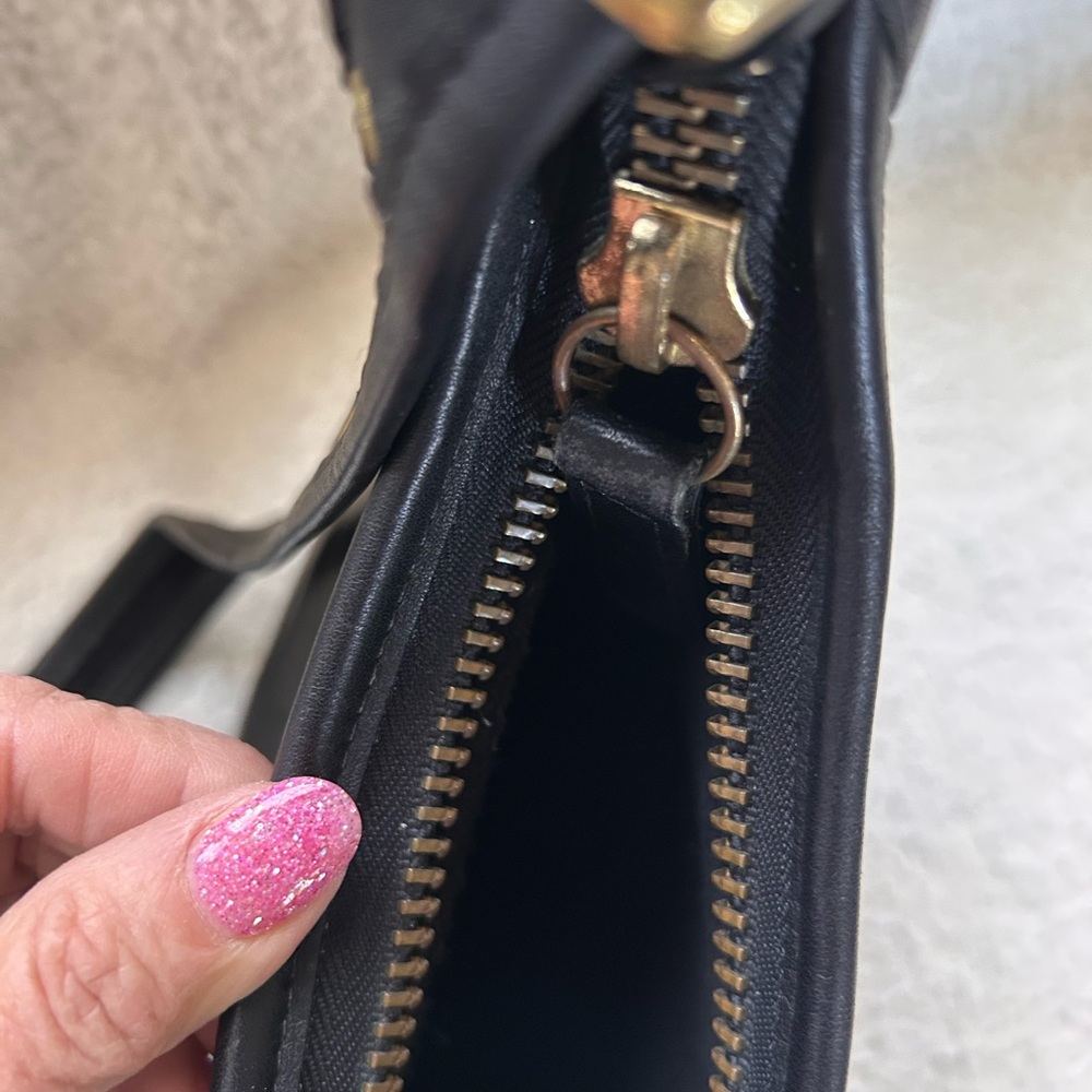 HOT!   Vintage Coach Black Leather Shoulder Bag with Gold Accents - Picture 5 of 16